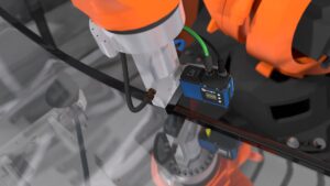 Das Bild zeigt einen Profilsensor, der an einem Roboter montiert ist und den Glasscheibenrand entlanggeführt wird.